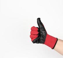 mão em uma luva têxtil de trabalho preto-vermelho mostra um gesto como ele, fundo branco foto