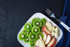 prato de frutas na superfície escura foto