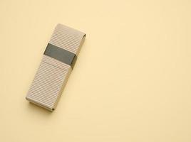 caixa retangular de papelão ondulado marrom para embalar mercadorias, perfumes, cremes e cosméticos foto
