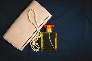 frascos de perfume e bolsas femininas com belas joias foto