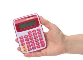 mão feminina segurando uma calculadora rosa em um fundo branco foto