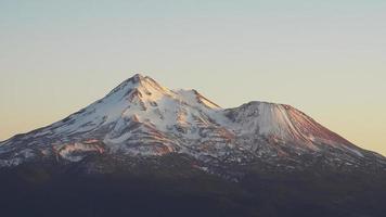 Monte Shasta ao pôr do sol foto