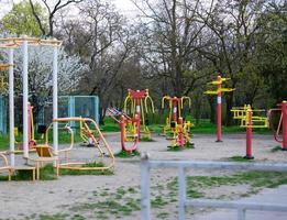 equipamento esportivo em um parque público sem pessoas, um playground vazio durante uma pandemia e epidemia foto