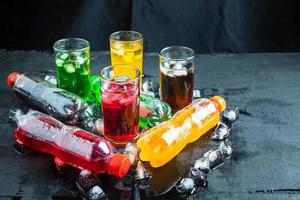 bebidas coloridas em preto foto