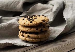 biscoitos redondos com pedaços de chocolate em uma toalha têxtil foto