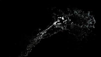 longo fluxo de água fresca e transparente isolada no fundo preto. respingo e respingo foto