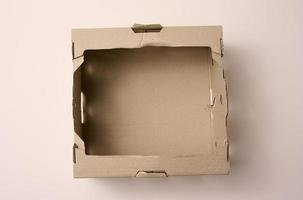 caixa aberta vazia de papelão marrom, vista de cima, conceito de embalar coisas foto