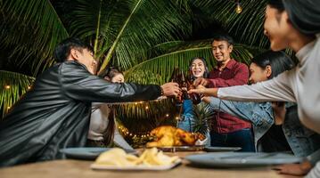 retrato de amigos asiáticos felizes jantando juntos - jovens sentados na mesa do bar brindando ao jantar com copos de cerveja ao ar livre - pessoas, comida, estilo de vida de bebida, conceito de celebração de ano novo. foto