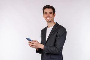 retrato de um empresário feliz usando smartphone sobre fundo branco foto