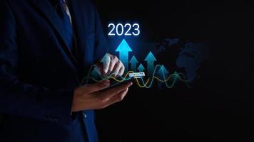 gráfico de crescimento e desenvolvimento da empresa no novo ano de 2023. planejamento, investimento de longo prazo, oportunidade, desafio e estratégia de negócios no novo ano de 2023. desenvolvimento para o sucesso e motivação. foto