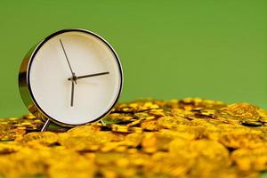 tempo e ouro a ideia de economizar ouro e tempo valioso. foto
