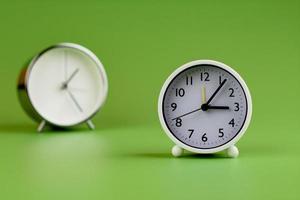 despertador em fundo verde, conceito de tempo, foto do relógio