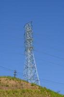 torre de transmissão de energia elétrica em área rural infraestrutura de distribuição de energia elétrica foto