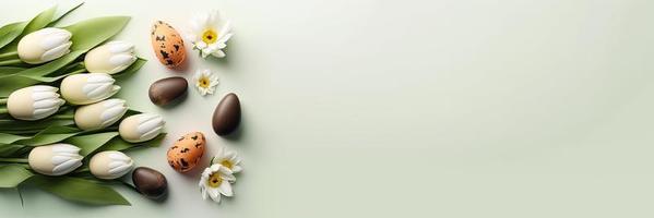 tulipas decoradas e ovos com espaço vazio para banner de celebração da páscoa foto