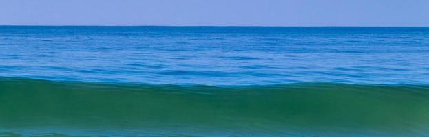 extremamente grandes ondas de surfista na praia puerto escondido méxico. foto