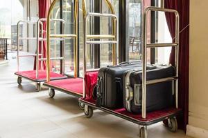 carrinhos de bagagem de hotel foto