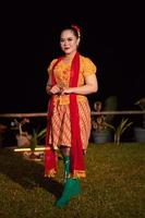 linda mulher indonésia com lábios vermelhos e um lenço vermelho usando um vestido sundanês tradicional chamado kebaya foto