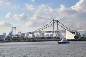 ponte do arco-íris cruzando o porto de tóquio até a ilha de odaiba importante destino de viagem no japão foto