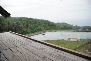 Reservatório Grigak em Gunungkidul, Yogyakarta, Indonésia. tornar-se um reservatório de águas pluviais e um ponto turístico à beira-mar. foto