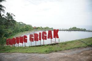 Reservatório Grigak em Gunungkidul, Yogyakarta, Indonésia. tornar-se um reservatório de águas pluviais e um ponto turístico à beira-mar. foto