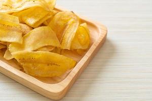 chips de banana - banana fatiada frita ou assada foto