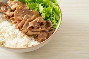 tigela de arroz donburi de porco japonês foto