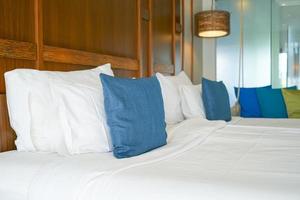 almofadas confortáveis e almofadas brancas na cama foto