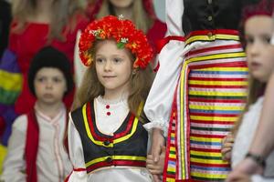 bielorrússia, cidade de gomel, 21 de maio de 2021 feriado infantil na cidade. uma garotinha com uma fantasia ucraniana está dançando. foto