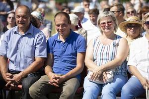 31 de julho de 2021 bielorrússia, vila avtyuki. férias na aldeia. um grupo de espectadores em um pequeno evento. foto