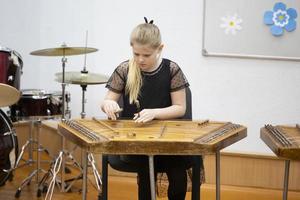 21 de maio de 2021 bielorrússia. cidade de Gomil. férias na escola de música. a menina toca o dulcimer instrumento étnico foto