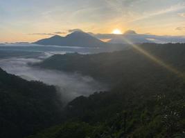 vulcão batur e vista panorâmica da montanha agung ao nascer do sol de kintamani, bali, indonésia foto