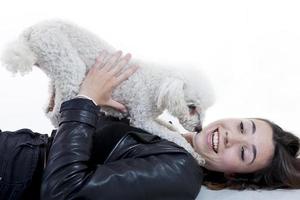 retrato de jovem abraçando seu cachorrinho foto