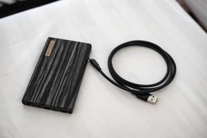 power bank com cabo de carregamento pronto a usar. foto