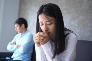 um casal asiático está estressado e chateado após uma discussão. foto