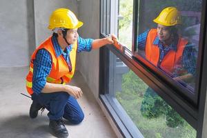 verifique o nível da moldura da janela para atender ao padrão. inspeção imobiliária ou inspeção residencial antes da chegada. foto