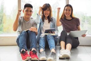 os alunos ficam felizes em estudar e ler juntos. foto