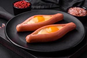 conceito composto de ovos fritos dentro de uma salsicha cortada com especiarias foto