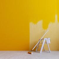 pintando a parede da sala vazia em amarelo conceito para renovação de casa renderização em 3d foto