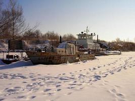 um velho naufrágio de barco russo enferrujado na neve foto