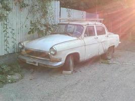 velho vintage soviético russo volga acidente de carro branco foto