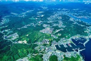 barcos em um cais e uma cidade foto