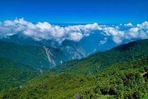 nuvens sobre montanhas verdes foto