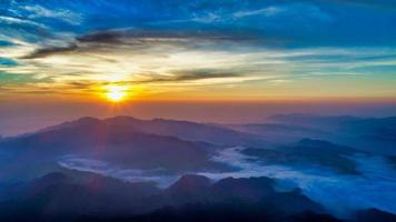 vista aérea de um nascer do sol sobre wufenshan foto