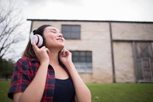 close-up de mulher jovem hippie ouvindo música ao ar livre foto