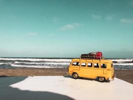 ônibus em miniatura na praia foto