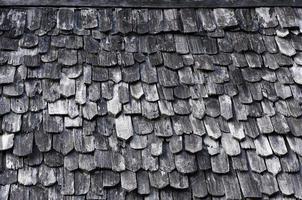 belo exterior de parede de madeira exposta, retalhos de madeira crua formando um belo padrão de madeira parquet, textura de padrão de parede de madeira foto