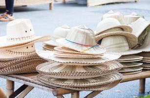 chapéus feitos à mão tecidos de arranjo de chapéus de bambu no mercado loja de artesanato foto