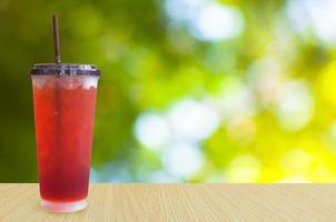 chá gelado no fundo verde da natureza, bebidas de verão com gelo foto