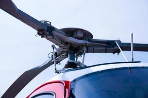 detalhe da engenharia de helicóptero em um lindo céu azul, cockpit de caça de helicóptero militar foto