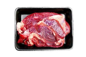 carne crua fresca em um pacote isolado no fundo branco, carne pronta para cozinhar foto